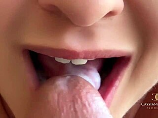 Bunda grande's handjob and sucking skills in the backseat