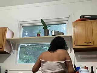 Mature Latina beauty finds pleasure in mundane chores