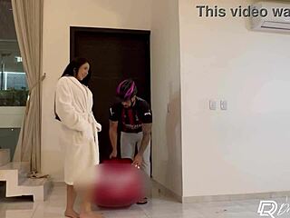 Seduced the delivery guy and enjoyed a hot experience
