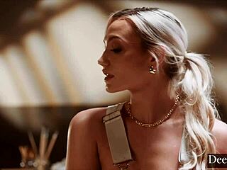 An obsessive collector engages with the erotic artist Mia in a captivating encounter
