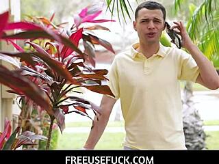 Stepdad’s sugarbaby gets a thrilling free use experience