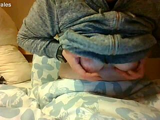 I like to show my tits to the world