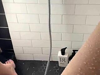 Curvy teen masturbates in sunny Saudi shower